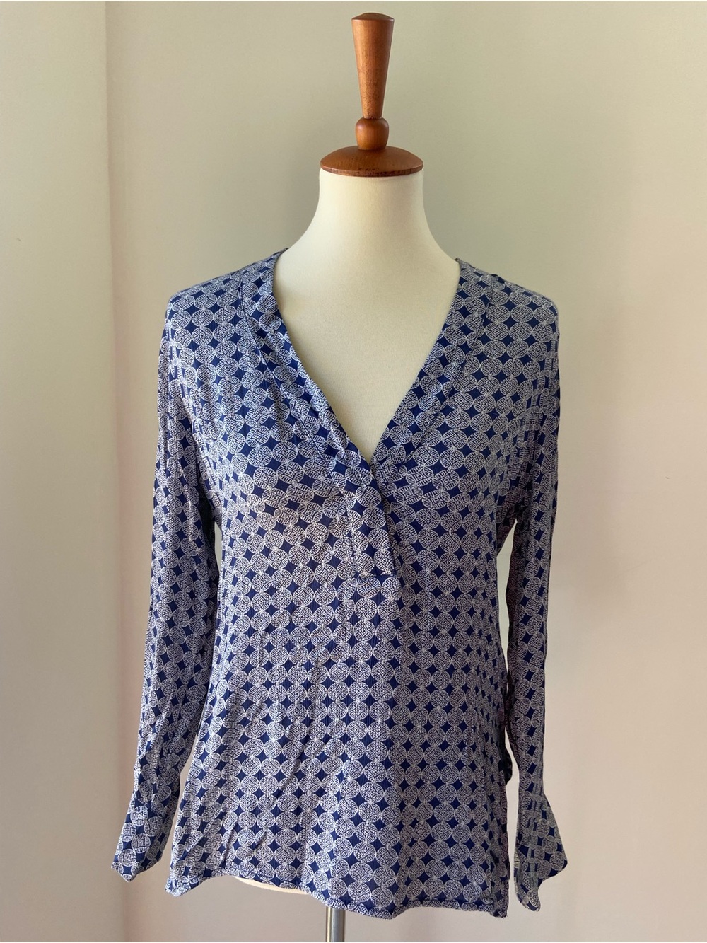 NWT Pretty Blue Geometric V-Neck Long Sleeve tunic
